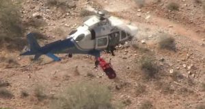 Una camilla con una mujer herida gira a gran velocidad durante un dramático rescate en helicóptero