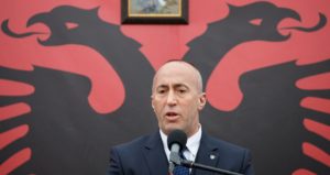 VXH07. KRUSHA E VOGEL (KOSOVO) ,26/03/2019.- El primer ministro de la autoproclamada República de Kosovo, Ramush Haradinaj, ofrece un discurso durante la ceremonia que conmemora el 20 aniversario de la muerte de 113 hombres ejecutados por fuerzas de seguridad serbias en la aldea de Krusha e Vogel entre los años 1998 y 1999, este martes en Kosovo. EFE/ Valdrin Xhemaj