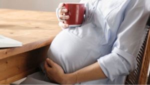 Consumo frecuente de cafeína en embarazos puede perjudicar hígado del bebé