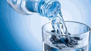 Conoce los beneficios de tomar agua a temperatura ambiente