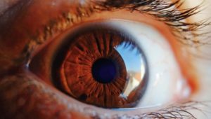 Crean una lente de contacto robótico que permite hacer “zoom” con solo parpadear