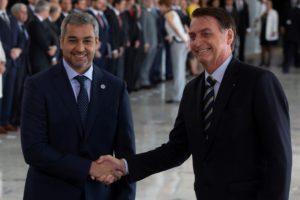 AME6250. BRASILIA (BRASIL), 12/03/2019.- El presidente de Paraguay, Mario Abdo Benítez (i), es recibido por su homólogo de Brasil, Jair Bolsonaro (d) hoy martes, a su llegada al Palacio del Planalto, en la ciudad de Brasilia. Bolsonaro recibió este martes a su homólogo paraguayo, Mario Abdo Benítez, con honores de Estado, en el inicio de una visita oficial en la que discutirán asuntos bilaterales y regionales, como la crisis venezolana y la situación del Mercosur. EFE/Joédson Alves