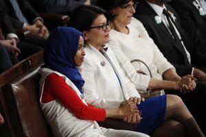 MCX01. WASHINGTON (ESTADOS UNIDOS), 05/02/2019.- Las representantes demócratas Ilhan Omar (i), de Minnesota, y Rashida Tlaib (c) de Michigan, escuchan este martes al presidente de los Estados Unidos, Donald J. Trump, mientras pronuncia su segundo discurso del Estado de la Unión, en el Capitolio en Washington, DC (EE. UU.). Trump le pidió al Congreso que apruebe una legislación para prohibir el aborto tardío. 