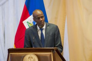 HAI24. PUERTO PRÍNCIPE (HAITÍ), 17/09/2018.- El presidente de Haití, Jovenel Moise, habla durante la ceremonia de toma de posesión del nuevo primer ministro, Jean Henry Ceant, realizada hoy, lunes 17 de septiembre de 2018, en en la sede de Palacio Nacional, en Puerto Príncipe (Haití). Jean Henry Ceant asumió oficialmente el cargo, después de que su política de Gobierno lograra el fin de semana el respaldo del Congreso Nacional (bicameral), dos meses después de la dimisión de su antecesor en medio de protestas sociales. EFE/Jean Marc Hervé Abelard