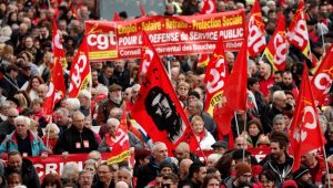 -FOTODELDIA- EPA6174. MARSELLA (FRANCIA), 05/12/2019.- Empleados de empresas públicas y privadas sostienen pancartas durante una manifestación en el marco de la huelga general francesa contra la reforma de las pensiones, este jueves, en Marsella (Francia). La huelga ha paralizado los transportes públicos, obligado al cierre de la mayoría de colegios y forzado a los franceses a agudizar el ingenio para atravesar un 