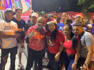 Candidata a diputada Valentina Cruz encabeza recorrido navideño en sectores de SDO