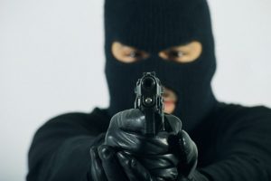 Encapuchados hieren de bala a tres hombres frente a comando de campaña PLD en Montecristi