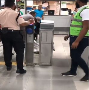 Apresan joven supuestamente con actitud violenta en el Metro