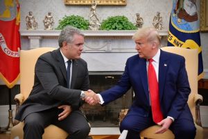 Trump dice que Colombia tendrá que fumigar para acabar con cultivos de hoja de coca