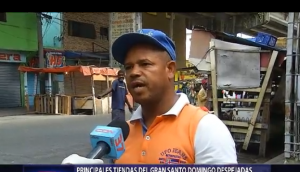 Mayoría de tiendas cerradas; mercado avenida Duarte abarrotado de compradores