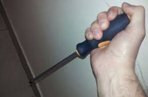 Hombre hiere a su pareja de 16 estocadas con un destornillador en Cotuí