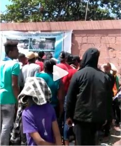 Denuncian candidato a alcalde PRD-PLD de Guayacanes llegó haciendo desorden y regalando dinero a centro de votación