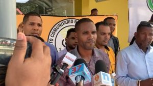 Delegados de movimientos políticos se encadenan en la Junta Central Electoral