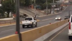 Imponen medidas de coerción a conductor de camioneta que se desplazaba en vía contraria