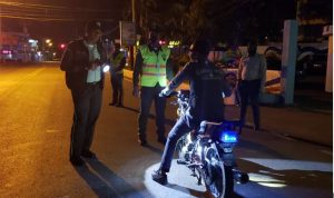 Continúan detenciones durante operativos por toque de queda