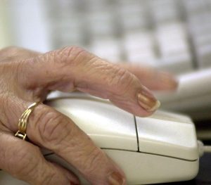 Envejecientes están exentos de ir a trabajar por ser población vulnerable ante el COVID-19
