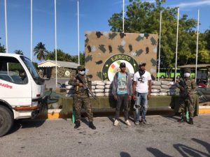 Ejército Nacional detiene camión con 100 paquetes de vegetal se presume es marihuana