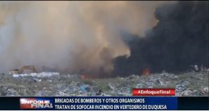 Autoridades tratan de sofocar incendio en vertedero de Duquesa