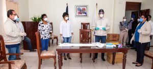 Luis Abinader se reúne con Colegio de Enfermería; hace donación de mascarillas