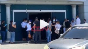 VIDEO: Decenas de personas asisten a funeraria sin guardar distanciamiento social