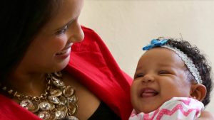 Katherine Arias es una madre soltera, que abandonó sus estudios para ganarse la vida en una cafetería donde prepara desde batidas, sándwiches hasta realizar las labores de aseo y limpieza del lugar.