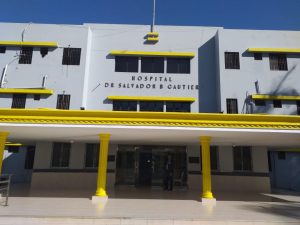 Director Hospital Salvador B. Gautier y el doctor Máximo Brito sostienen diálogo, aclaran situación sobre campaña de ayuda