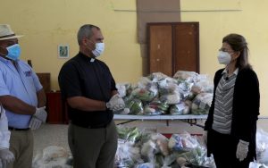 Candidata vicepresidencial del PRM entrega alimentos y medicinas en Monte Plata
