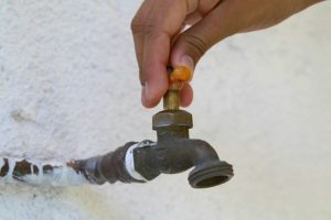 Sectores de SDE denuncian escasez de agua en medio de COVID-19