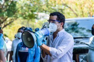 Omar Fernández ofrece asistencia a 5,000 familias desprotegidas por COVID-19