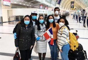 Retornan al país 28 dominicanos que estaban varados en Canadá