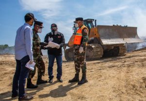 Ministro de Obras Públicas afirma fuego en Duquesa está controlado en un 60 % y la humareda en 40 %