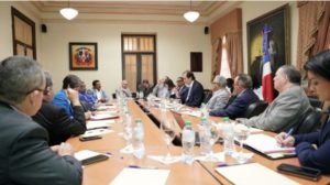 Gobierno moviliza amplia respuesta para detener incendio en vertedero de Duquesa