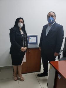 Santo Domingo, RD.- En cumplimiento con lo dictaminado por el presidente Luis Abinader, en el decreto 339-20, Julio Peña Guzmán asumió de manera formal como director ejecutivo de la Comisión Presidencial de Fedeicomiso y Desarrollo Hipotecario.

Peña Guzmán, quien fungió como vocero de la campaña del ahora mandatario, así como representante ante la JCE y director del departamento de Seguridad Pública del Partido Revolucionario Moderno, recibió oficialmente la comisión de manos de la ingeniera Lena Ciccone, oportunidad que aprovechó para agradecer al presidente Abinader la confianza depositada.

El nuevo director de dicha comisión sostuvo que su principal objetivo será retomar los proyectos pendientes o en marcha, y llevar a cabo un diagnóstico general para “afianzar el trabajo de déficit habitacional que el gobierno de Luis Abinader llevará adelante en beneficio de millones de personas que aspiran a una vivienda digna, tal como lo establece la Constitución”.

“Esto lo lograremos con trabajo mancomunado entre instituciones competentes, y muy especialmente a través de alianzas público-privadas, donde el Estado juegue un rol de concertar una estructura institucional y un tejido jurídico que permita reducir el creciente déficit habitacional en la República Dominicana”, sostuvo.

El alto miembro del PRM dijo que hará una gestión apegada a la ley y la Constitución, “enarbolando los principios fundamentales por los cuales la población eligió al presidente Abinader, un cambio profundo y duradero que permita satisfacer necesidades fundamentales como el acceso a la vivienda”, concluyó.

