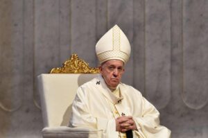 Los comentarios de Francisco se produjeron mientras hablaba sobre un pasaje del Evangelio sobre la necesidad de corregir a los demás en privado cuando hacen algo mal. La jerarquía católica ha confiado durante mucho tiempo en esta “corrección fraternal” entre sacerdotes y obispos para corregirlos cuando yerran sin ventilar los problemas en público.

Sobrevivientes de abuso sexual han dicho que esta forma de reprimenda privada ha permitido que el abuso se agrave en la iglesia y que tanto los sacerdotes depredadores como los superiores que los encubrieron escapen del castigo.
