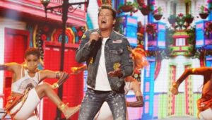 Carlos Vives recibe el Premio Billboard Salón de la Fama y canta sus éxitos
