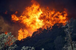 El fuego, bautizado por las autoridades como "Silverado", empezó a avanzar sobre las 6:45 hora local (13:45 GMT) en el condado de Orange, a unos 50 kilómetros de Los Ángeles, informó el cuerpo de bomberos de ese condado en su cuenta de Twitter. EFE/EPA/JOHN G. MABANGLO/Archivo