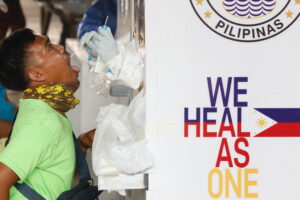 Pruebas PCR para detectar el coronavirus en Manila, Filipinas. Efeagro/EPA/FRANCIS R. MALASIG/Archivo