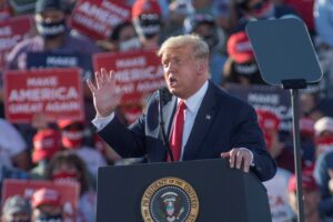 El presidente de Estados Unidos, Donald Trump, fue registrado, durante su intervención en un acto de campaña, en el Aeropuerto Internacional de Tucson (Arizona, EE.UU.). Arizona, estado de tradición mayoritaria republicana, podría inclinarse hacia el demócrata Joe Biden, según las más recientes encuestas. EFE/Rick D'elia