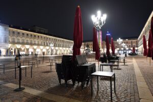 Una terraza vacía en la plaza de San Carlo, en Turín. EFE/EPA/ALESSANDRO DI MARCO