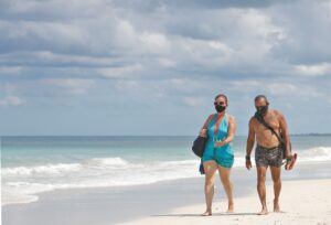Una pareja camina por una de las playas del Este de La Habana hoy, en La Habana (Cuba). EFE/Yander Zamora