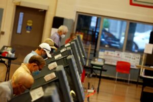 Los centros de votación estarán abiertos de las 7 de la mañana (11.00 GMT) a las 7 de la tarde (23.00 GMT) y cuentan con todas las medidas necesarias para evitar contagios del coronavirus SARS-CoV-2. EFE/Aaron M. Sprecher/Archivo