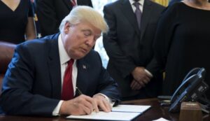 Estados Unidos prohíbe invertir en empresas vinculadas al ejército de China