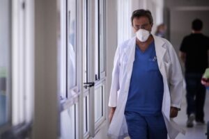 Las cinco claves que explican el dramático avance de la pandemia en Argentina