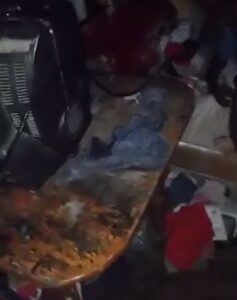 Mujer muestra precarias condiciones en que vive; pide ayuda  