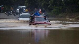 Eta se enfila hacia las Islas Caimán a punto de escalar a tormenta en el Caribe