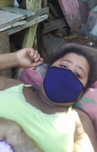 Mujer que vive en la intemperie junto a su niño solicita ayuda