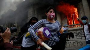 Cientos de manifestantes toman el Congreso de Guatemala y le prenden fuego