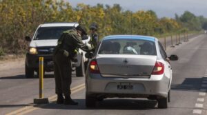 Le negaron la entrada en auto en una provincia de Argentina y cargó en brazos a su hija enferma durante 5 kilómetros