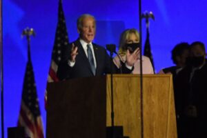 En América, Joe Biden pide usar mascarilla y mejoran noticias sobre vacunas
