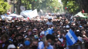 VIDEOS: Incidentes, corridas y balazos de goma por cierre de fila para despedir a Maradona